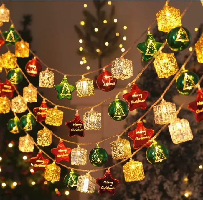 أضواء معلّقة على شكل نجوم وهدايا عيد الميلاد