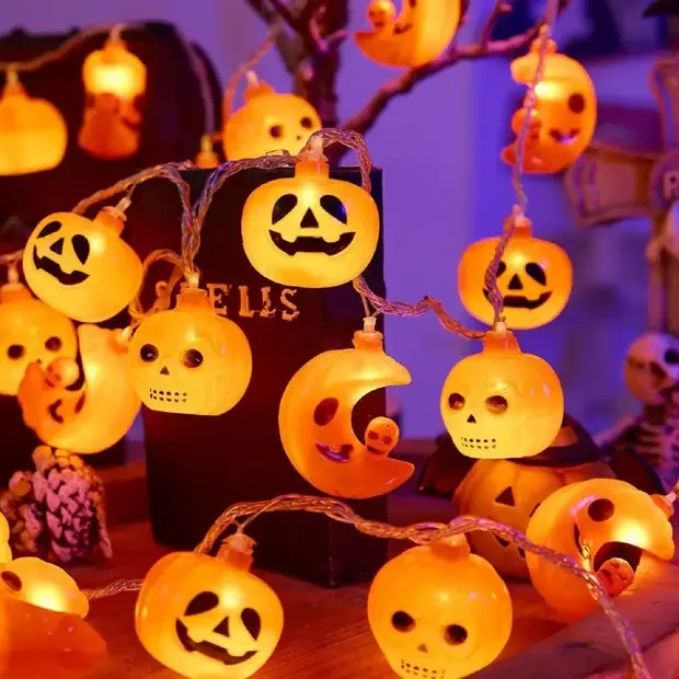 Von Rainber gefertigtes Halloween-Kürbis- und Figurenlicht