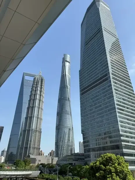 Nuestra oficina está en Middle Longhua Road, en Shanghai, donde se revisan las muestras y los artes finales con los clientes.