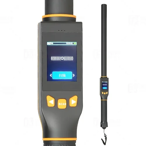 القارئ العصوي RBC-S18 في اليد، تظهر فيه واجهة الأزرار الثلاثة والتصميم العصوي الطويل