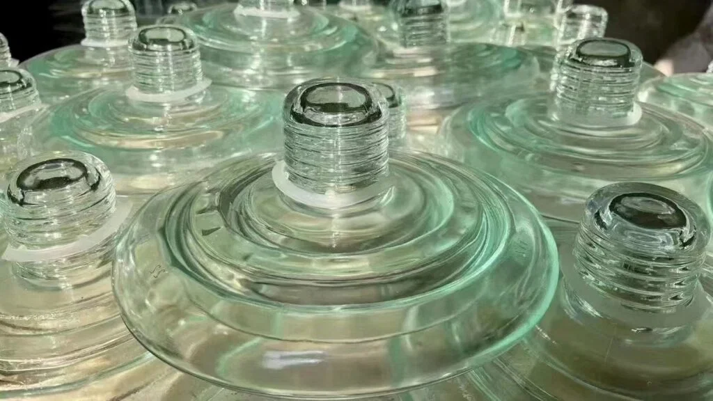Aisladores de vidrio templado y de porcelana comparados