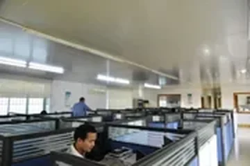 Shenzhen の Ronseda Electronics の大部屋オフィス
