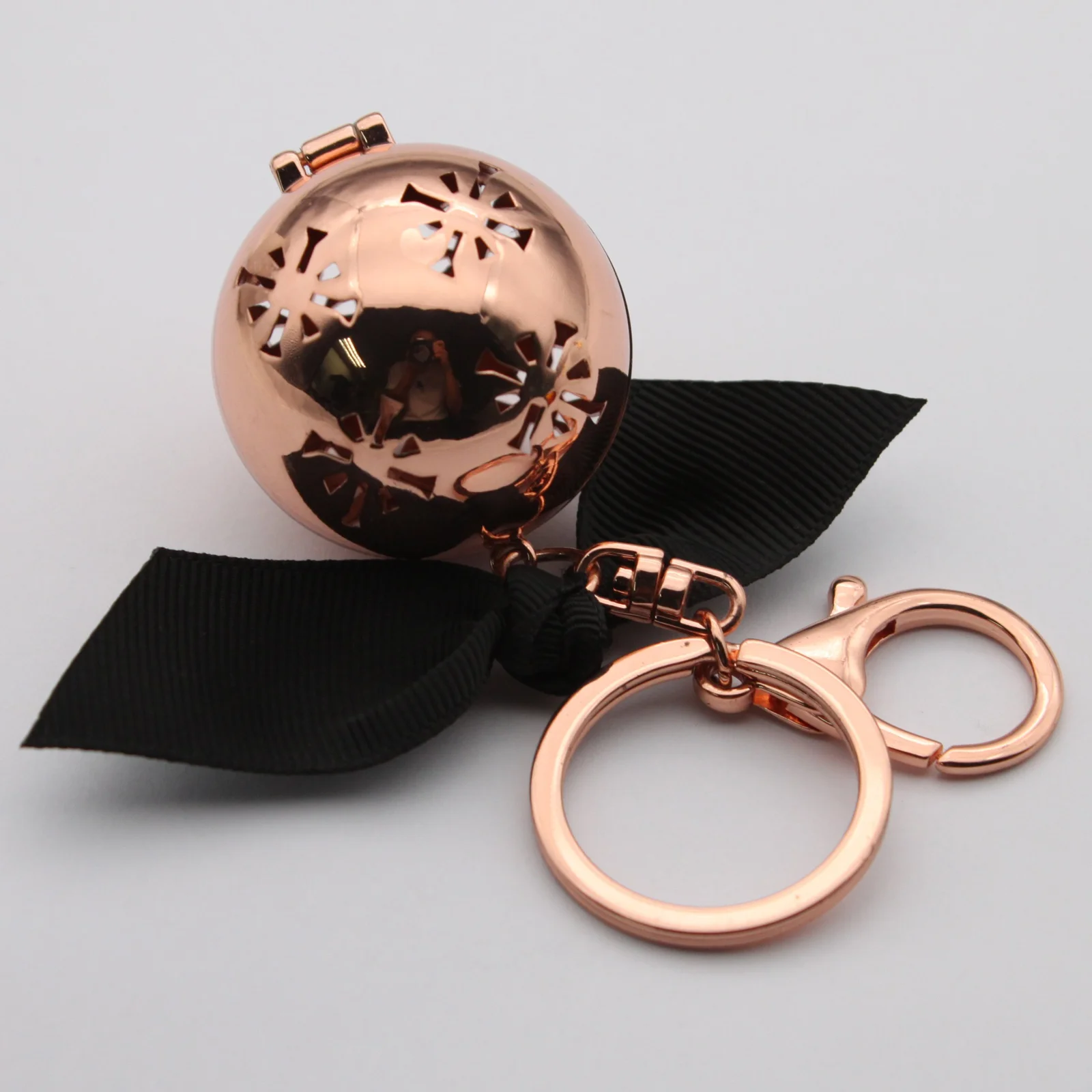 Diffuser keyring shown with its black bow tie