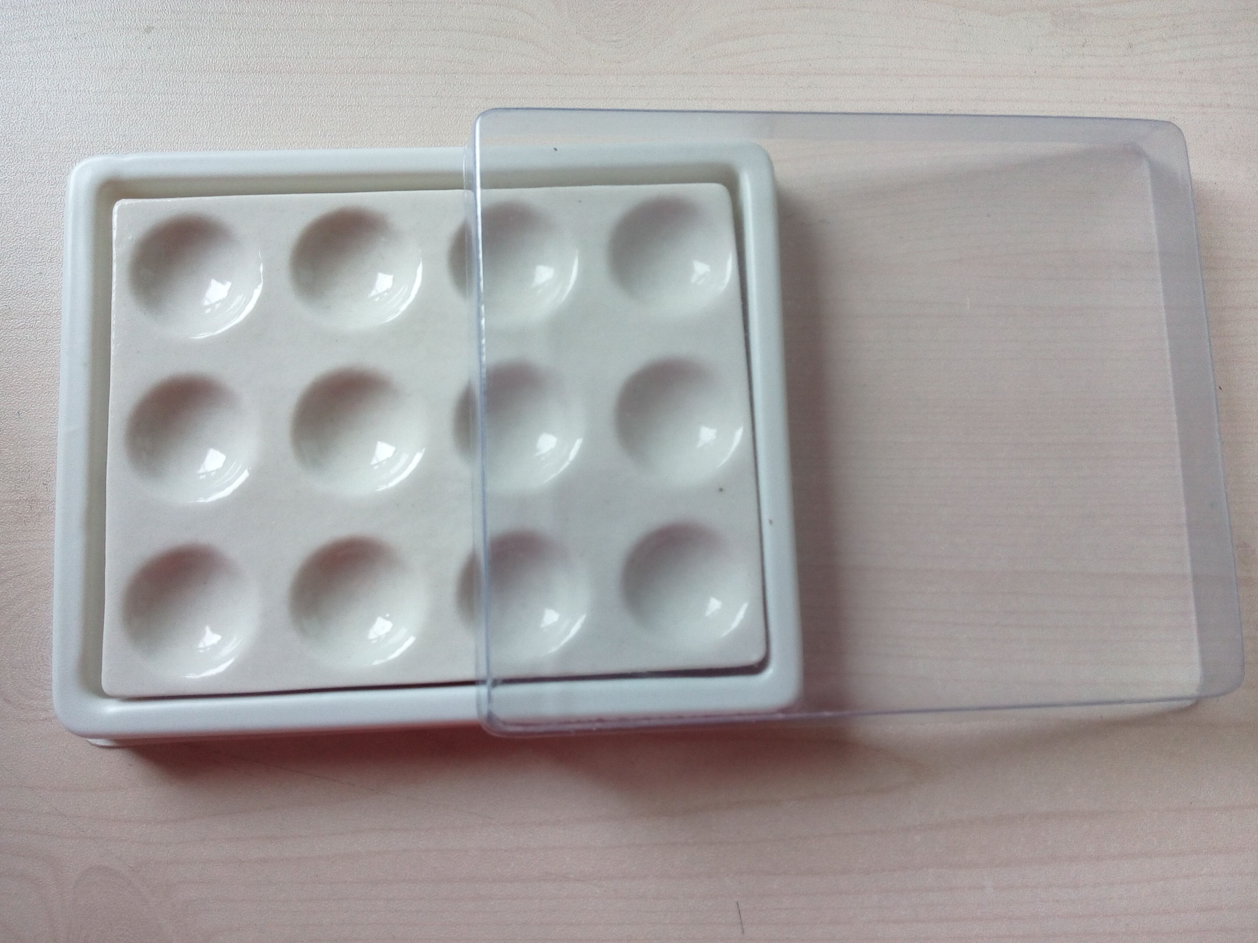 Porcelain mixing plate with cover — 12 slots