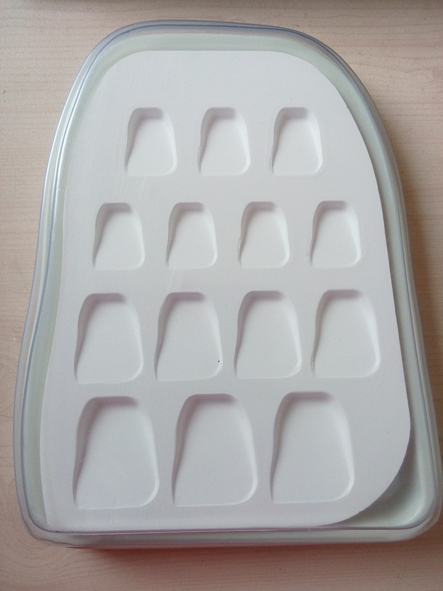 Porcelain Watering Plate, 14 Slants, with Cover