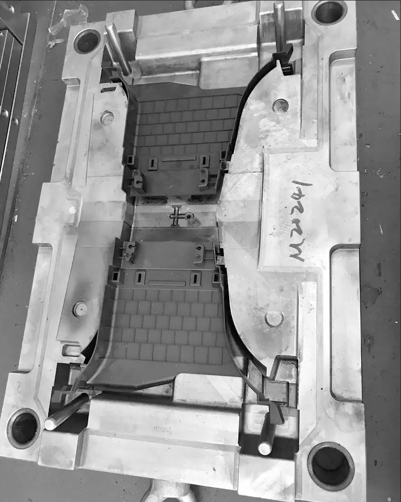 Foto einer Stahlformkavität von der Tooling-Seite