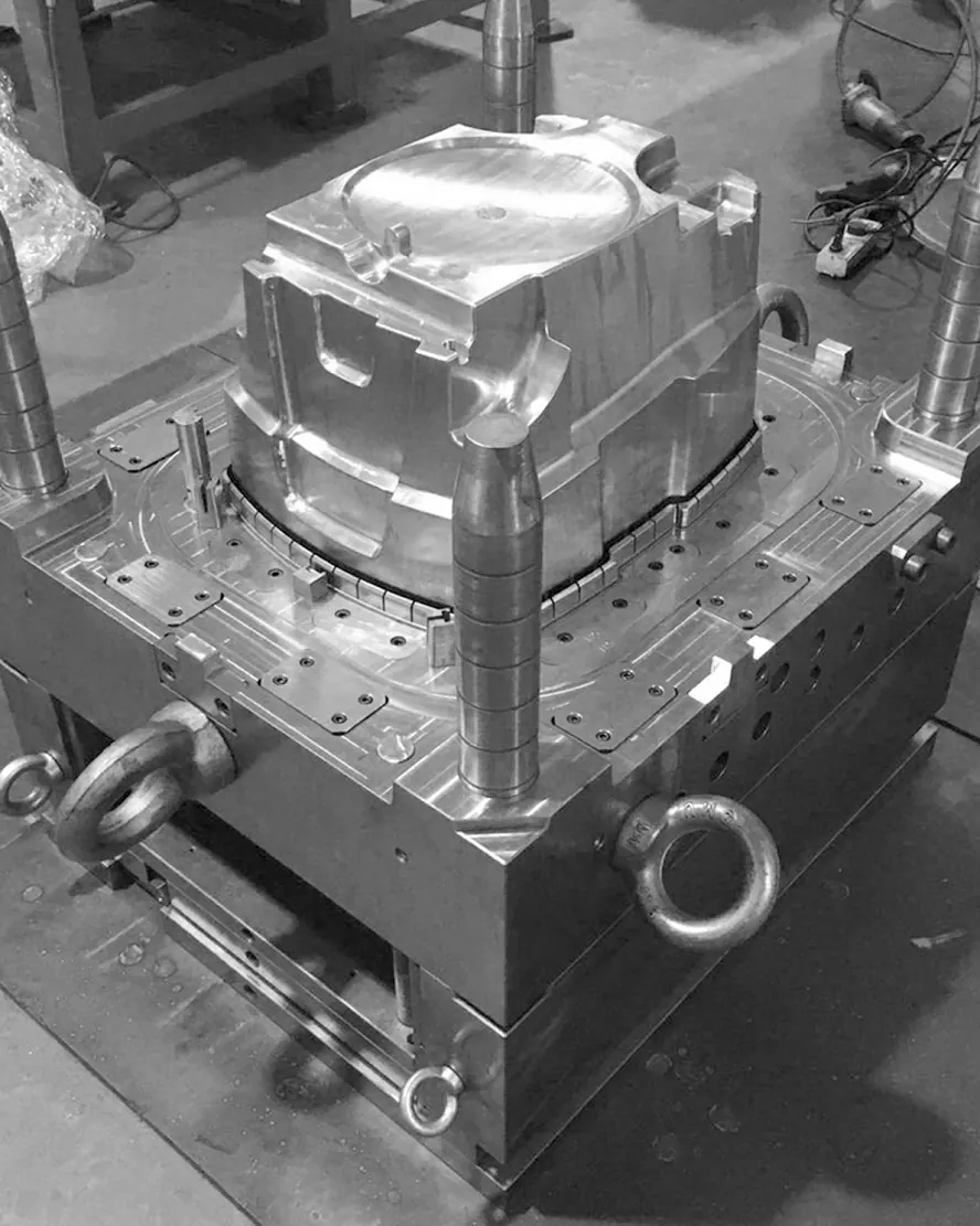 Foto einer Stahlformkavität von der Tooling-Seite