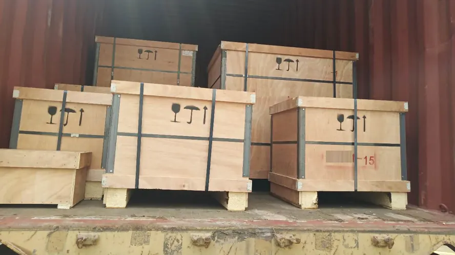 Cajas de exportación cargadas en un contenedor, de la página Tooling