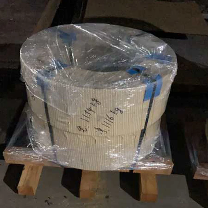 Bobina de acero al silicio envuelta en film protector y flejada a un palé de madera