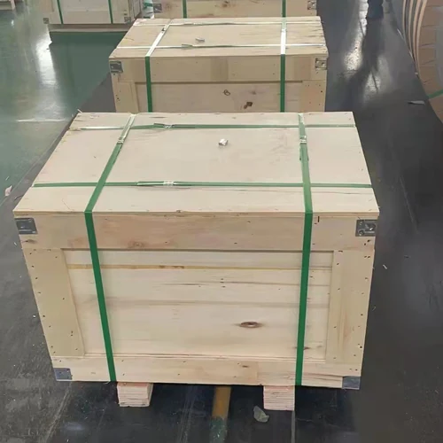 Bobinas de folha de cobre armazenadas em paletes no depósito