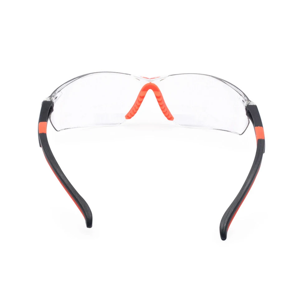 Close-up of the curved polycarbonate lens with anti-fog and anti-scratch coating