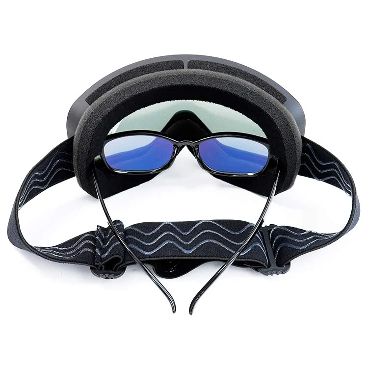 Side profile of SK-J028 goggle highlighting the vent channels and cylindrical lens design
