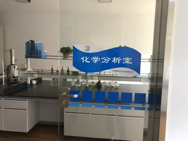 Laboratorio de análisis químico que verifica la química del acero.