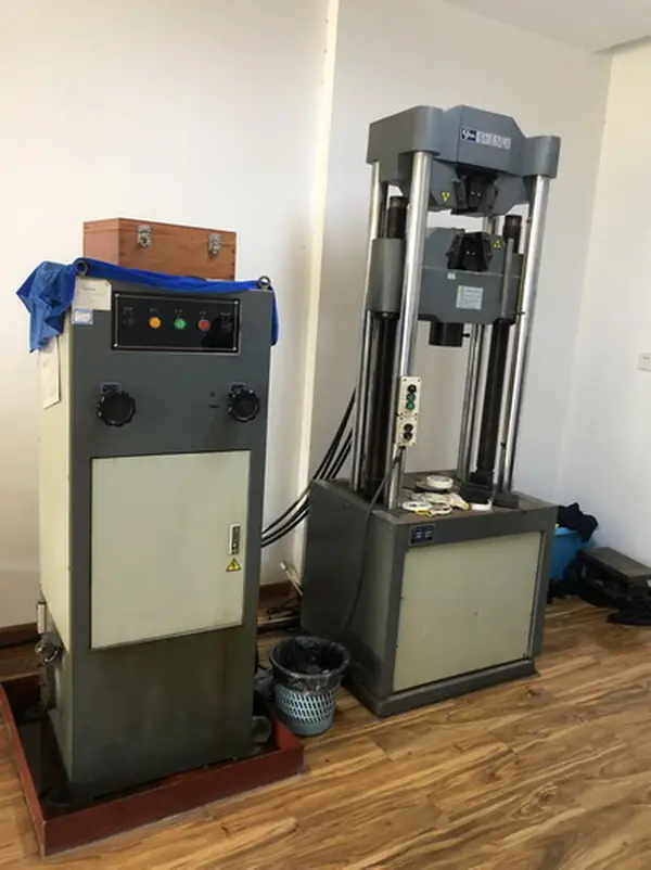 Máquina de ensayo de tracción que mide el rendimiento y la resistencia a la tracción.